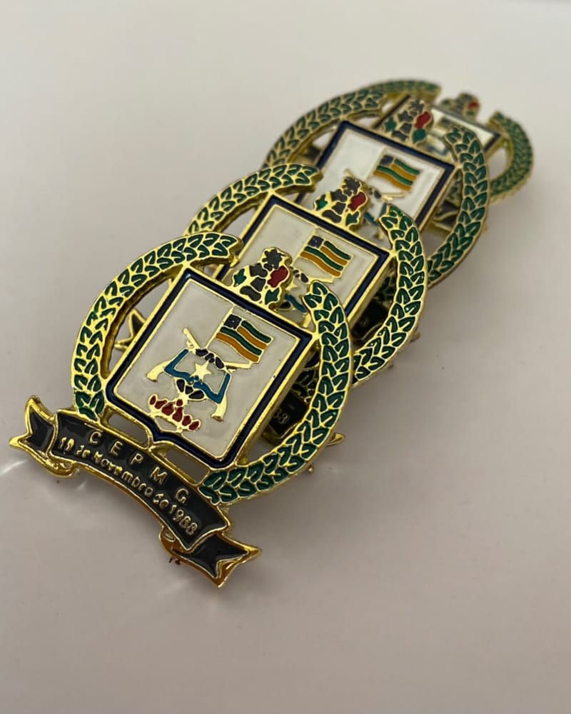 Distintivos de boina do Colégio Militar em dourado e verde